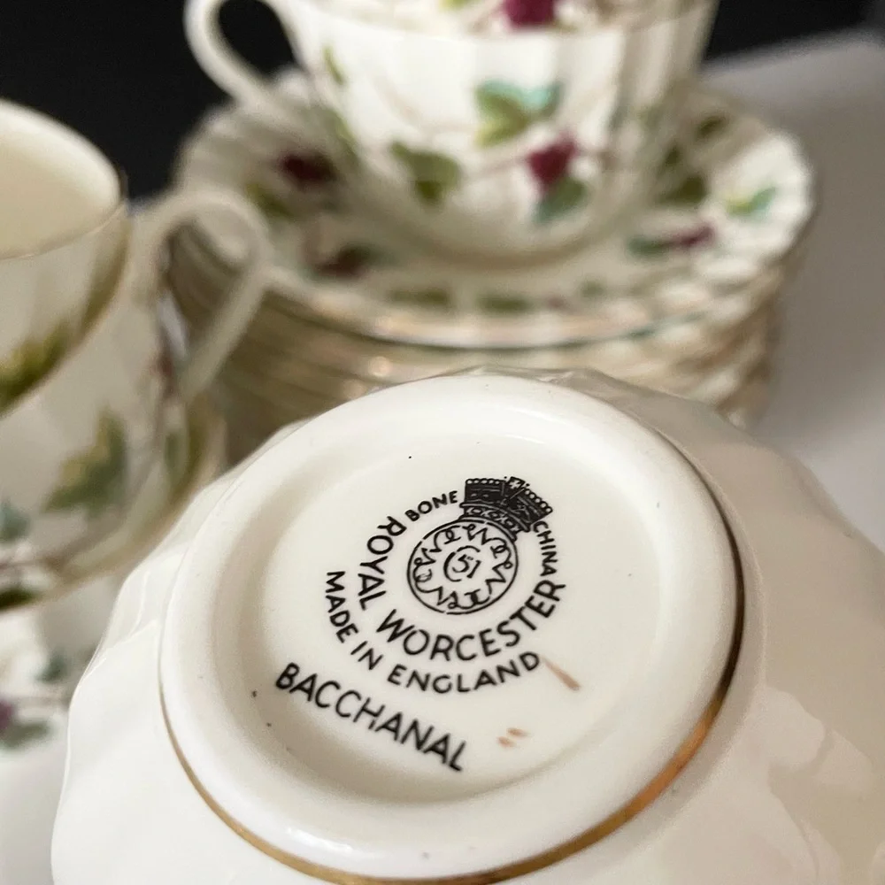 16 Piece SET - Cups & Saucers - Bacchanal by Royal Worcester